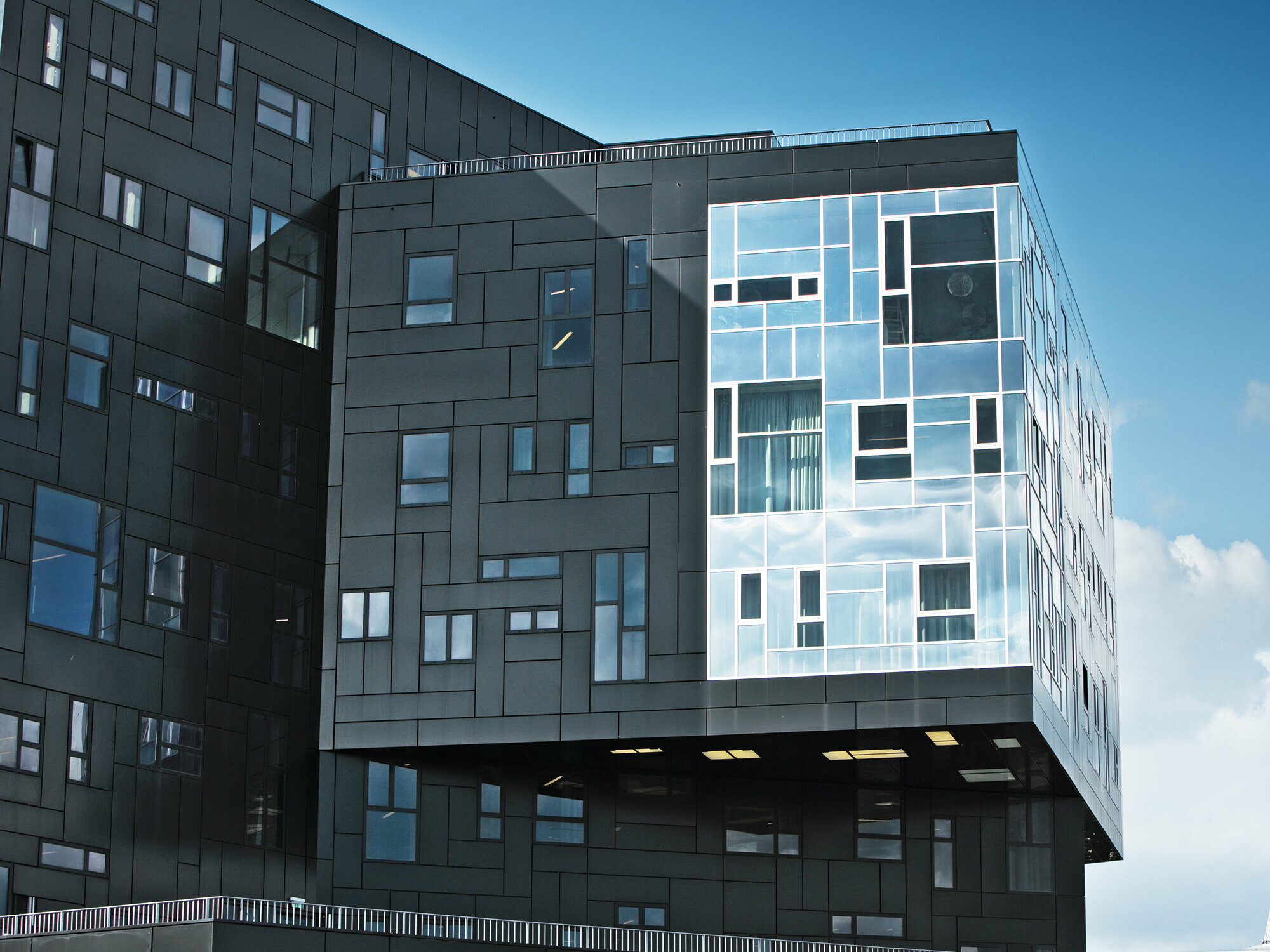 PREFA Aluminium-Verbundplatten in Tiefschwarz – NO.MAD Arquitectos, Madrid | Vasko + Partner Ingenieure, Wien | Atelier Hitoshi Abe, Sendai Aufnahme der WU Executive Academy mit Fokus auf die PREFA Aluminium Verbundplattenfassade in Tiefschwarz und den glänzenden Fensterabschnitt.