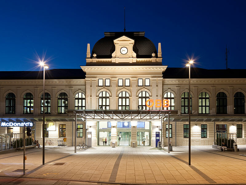 Bahnhofsgebäude in St. Pölten mit PREFA Dachrauten in der Farbe Anthrazit.