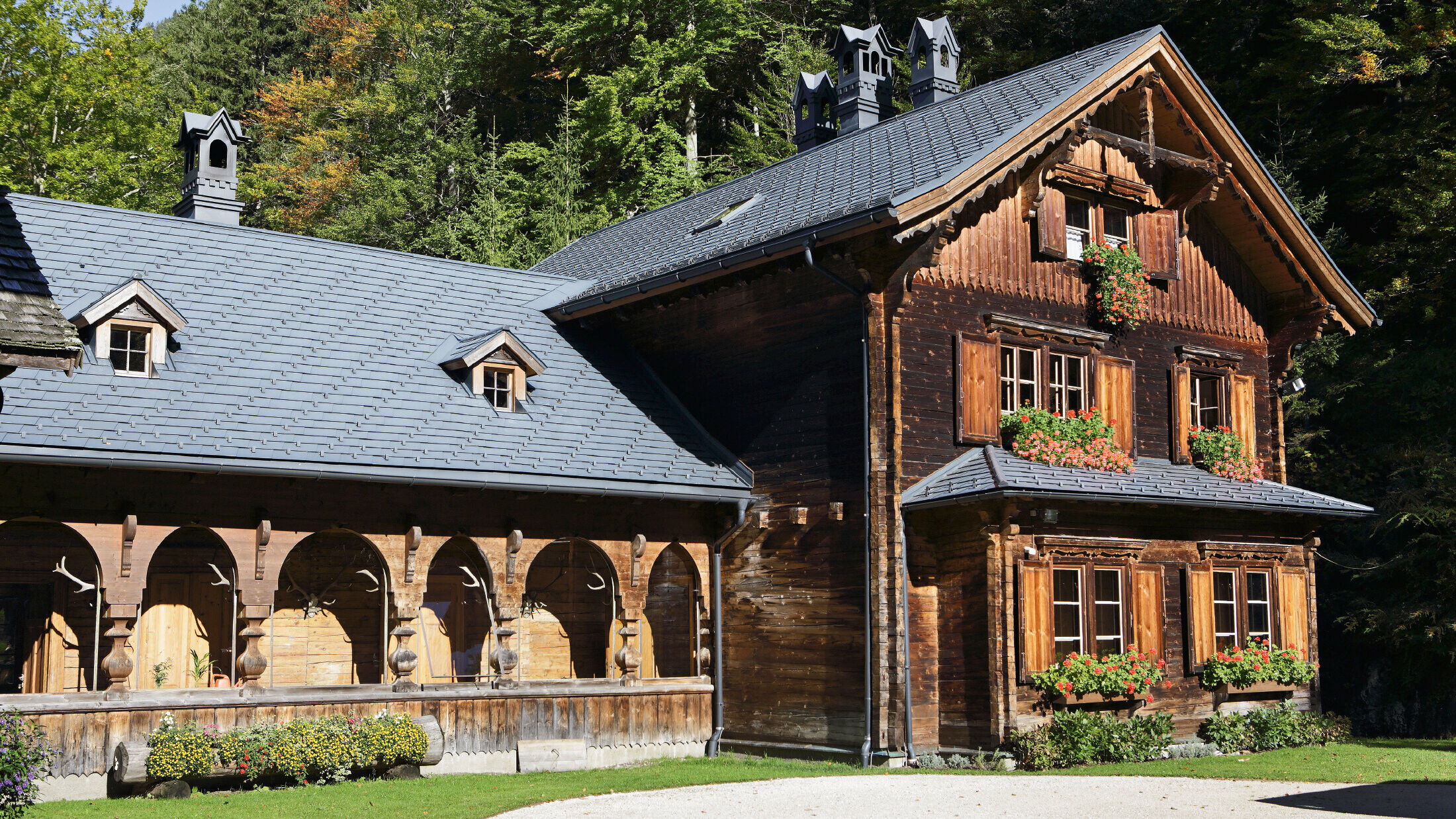 rustikale Jagdhütte, Rothschildhaus, mit der PREFA Dachschindel in P.10 Anthrazit saniert