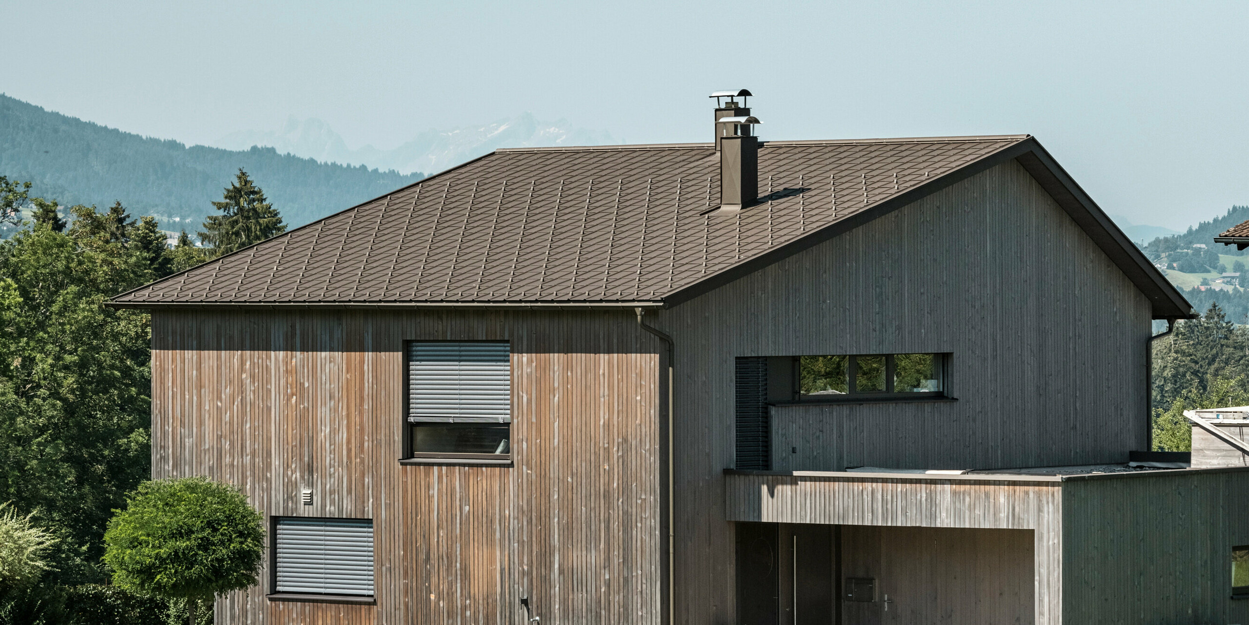 Einfamilienhaus aus Holz in Krumbach mit der PREFA Dachplatte in P.10 braun