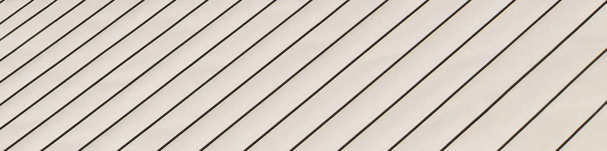 Nahaufnahme der geradlinigen Aluminiumbahnen von PREFA.