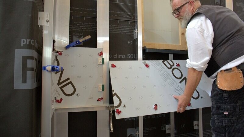 Die Aluminiumverbundplatte wird an der Unterkonstruktion ausgerichtet