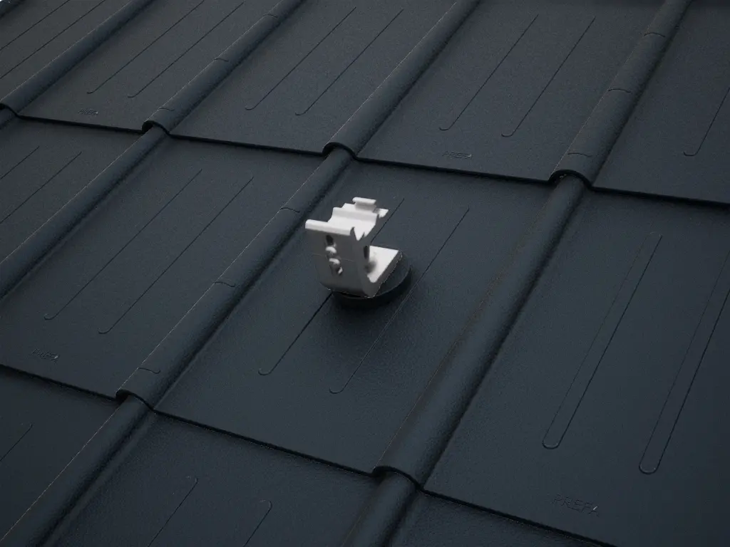 Detailansicht des PREVARIO 3.S Solarhalters, montiert auf einem dunklen Dach mit PREFA Dachplatten.