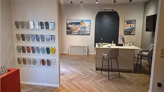 PREFA Showroom in Berlin mit Materialmustern von PREFA, Beratungstresen und moderner Innenausstattung.