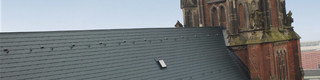 Neu eingedecktes Dach der Grabeskirche in Aachen mit PREFA Dachschindeln in der Farbe Anthrazit.