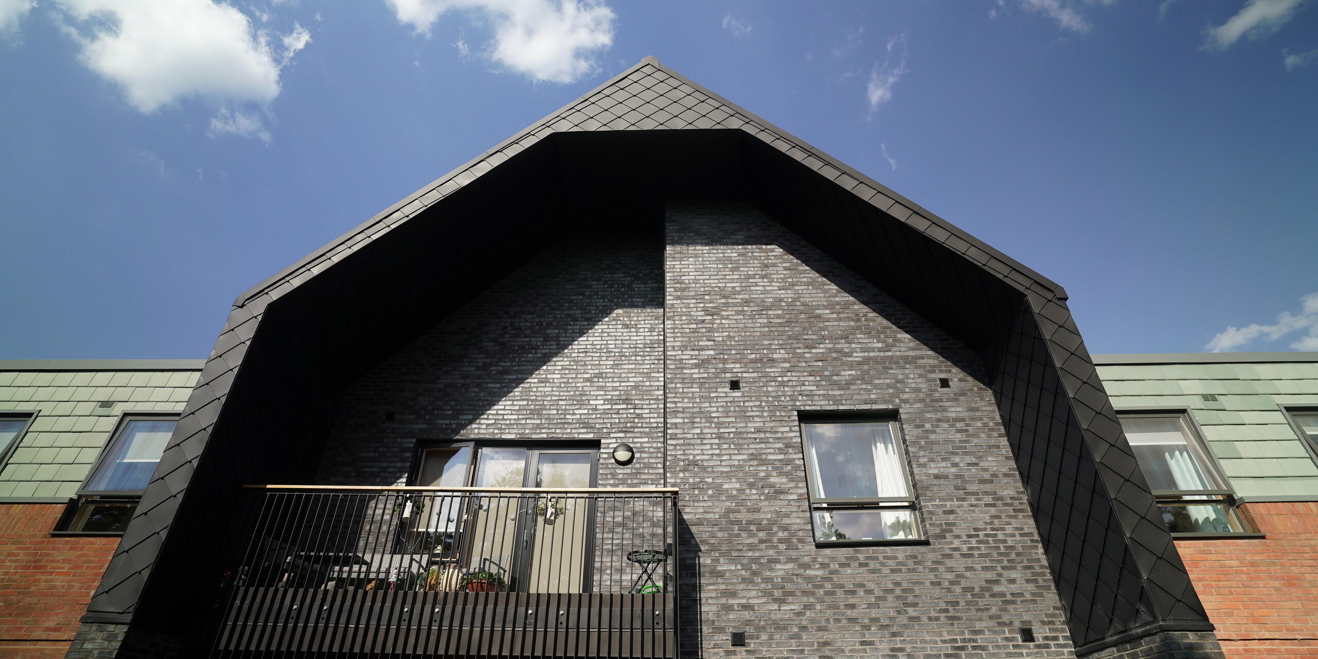 Balkon einer Pflegeeinrichtung in Preston umrahmt mit der PREFA Wandraute 29 × 29 in P.10 Schwarz