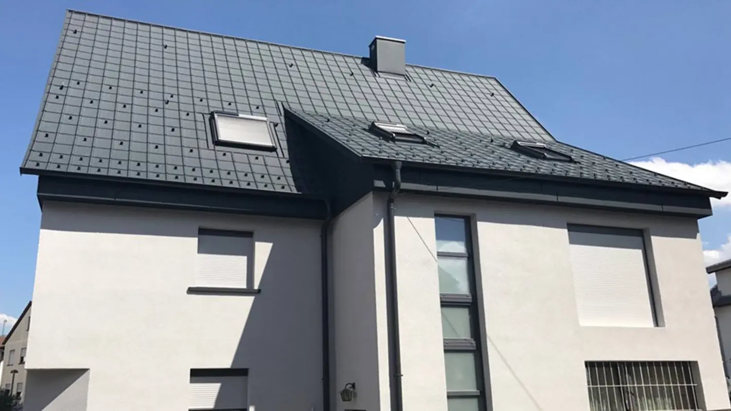 Dachsanierung eines Satteldaches mit der PREFA Dachplatte, weiße Fassade