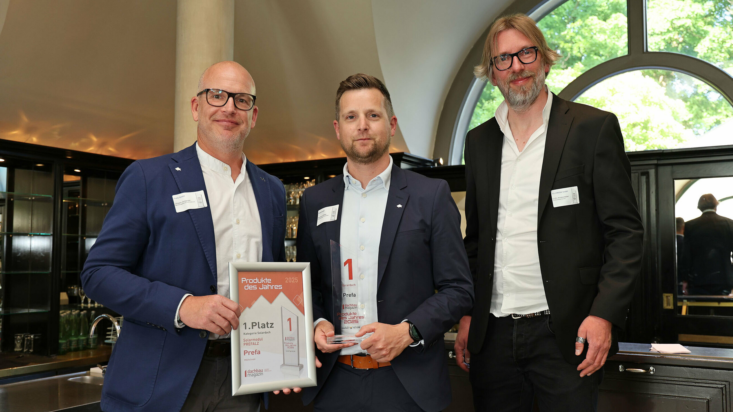 Der internationale Marketingmanager, Jürgen Jungmair, und Produktmanager Bernhard Allmer nehmen die Trophäe für den ersten Platz im Bereich "Solardach" entgegen.