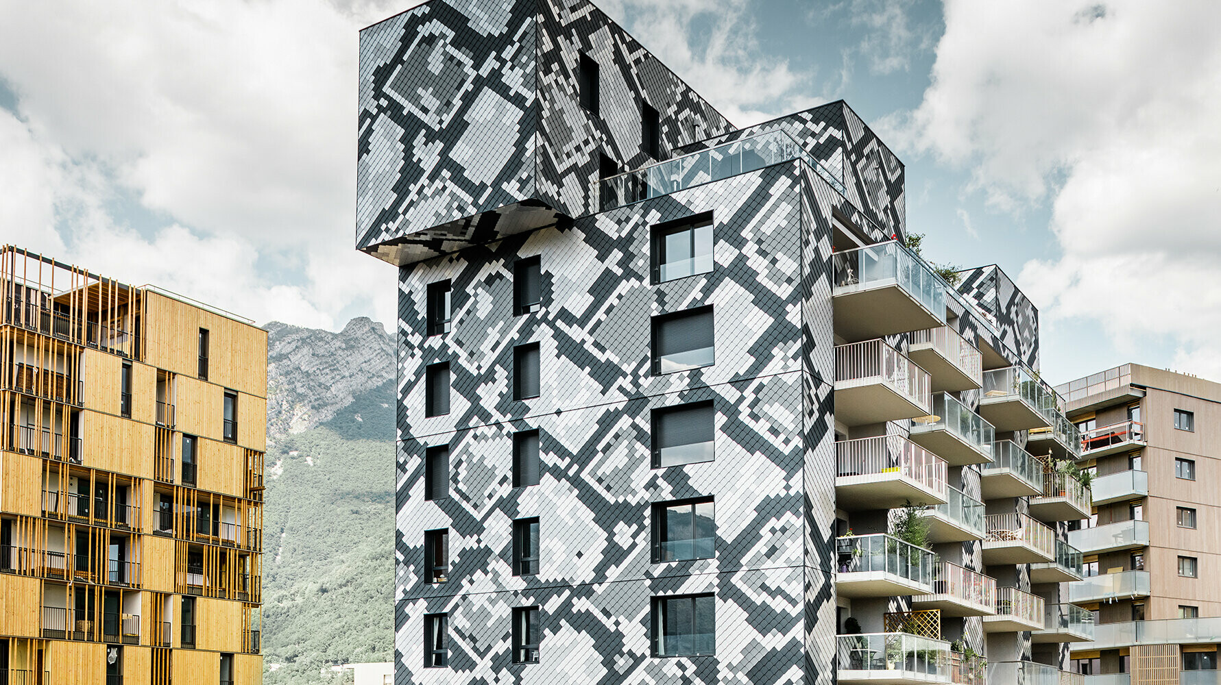 Die Fassade dieses Mehrfamilienhauses in Grenoble erinnert mit ihren verschiedenfarbigen Schuppen an eine Schlange.