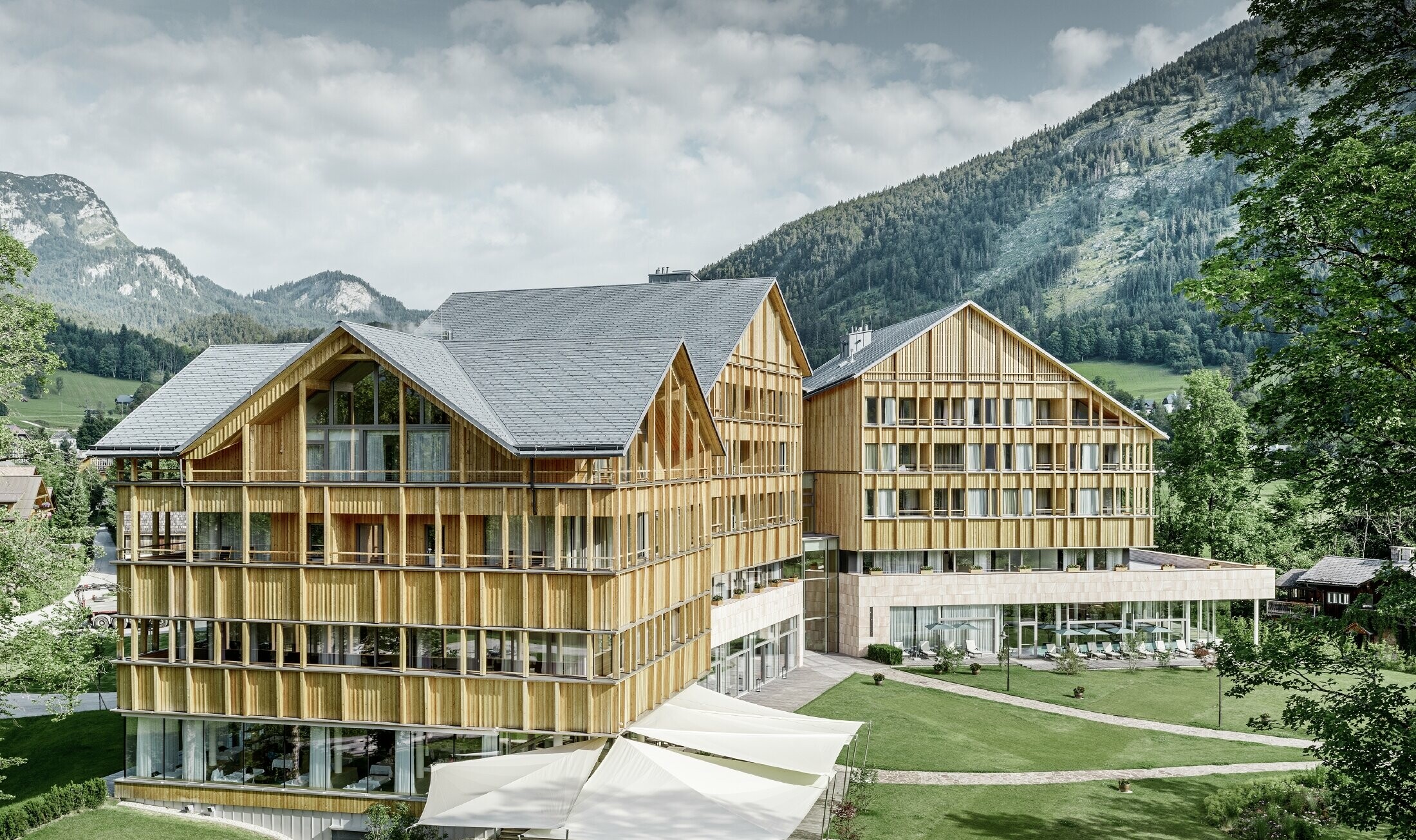 Hotel Vivamayr in Altaussee mit Holzfassade und PREFA Dachschindel Dach