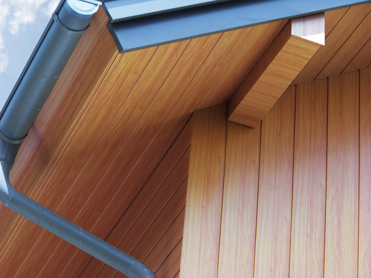 Dachuntersicht verkleidet mit den PREFA Sidings in Eiche natur aus Aluminium.