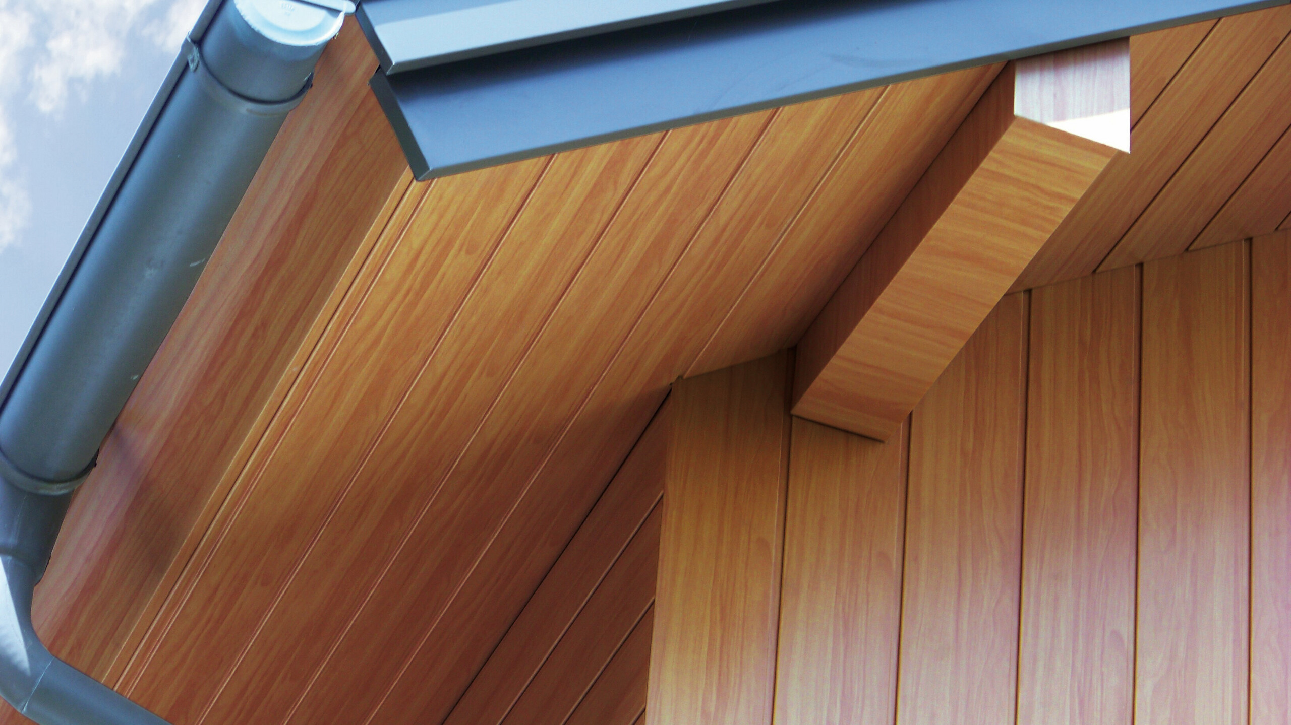 Dachuntersicht verkleidet mit den PREFA Sidings in Eiche natur aus Aluminium.