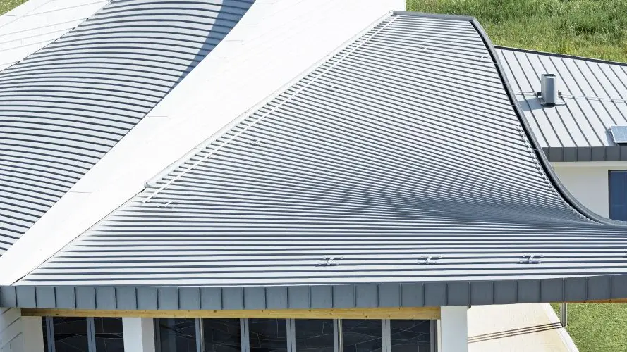 Seitliche Ansicht der geschwungenen Dachform der Madonna Kirche in Jesolo, eingedeckt mit PREFALZ in Patinagrau.