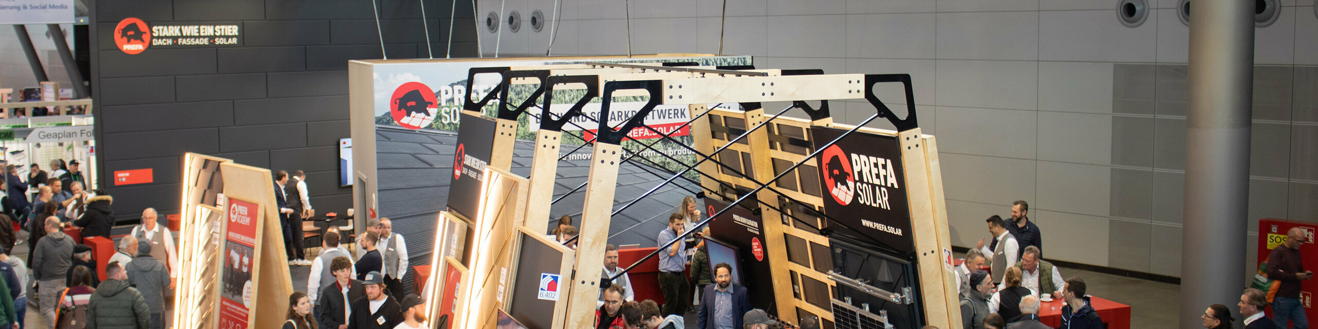 Ein voll besuchter PREFA Messestand auf der DACH und HOLZ 2024 in Stuttgart.