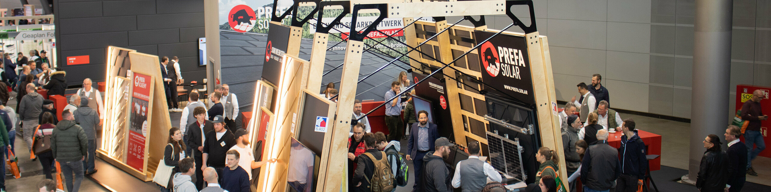 Ein voll besuchter PREFA Messestand auf der DACH und HOLZ 2024 in Stuttgart.