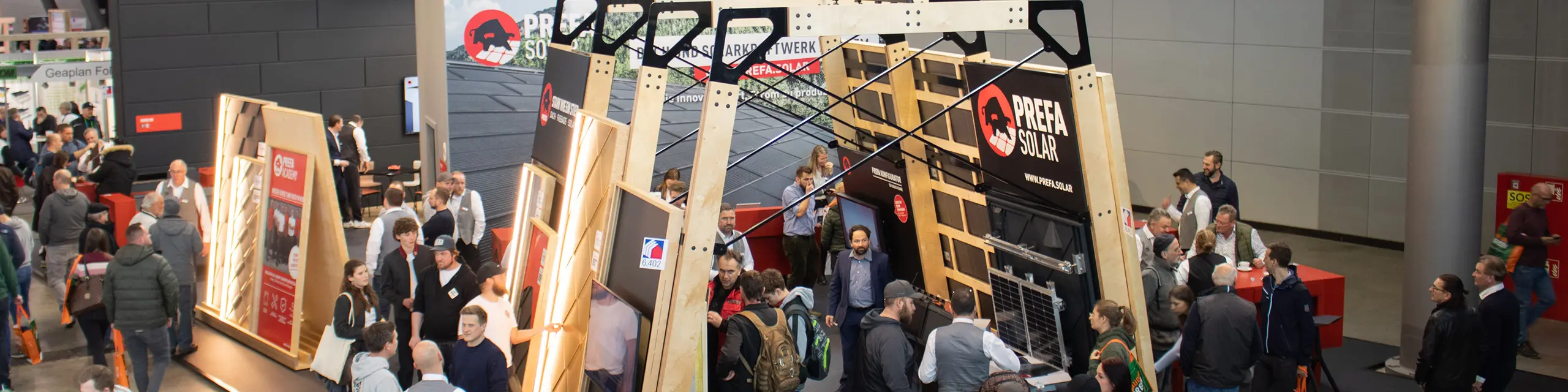 Ein voll besuchter PREFA Messestand auf der DACH und HOLZ 2024 in Stuttgart.
