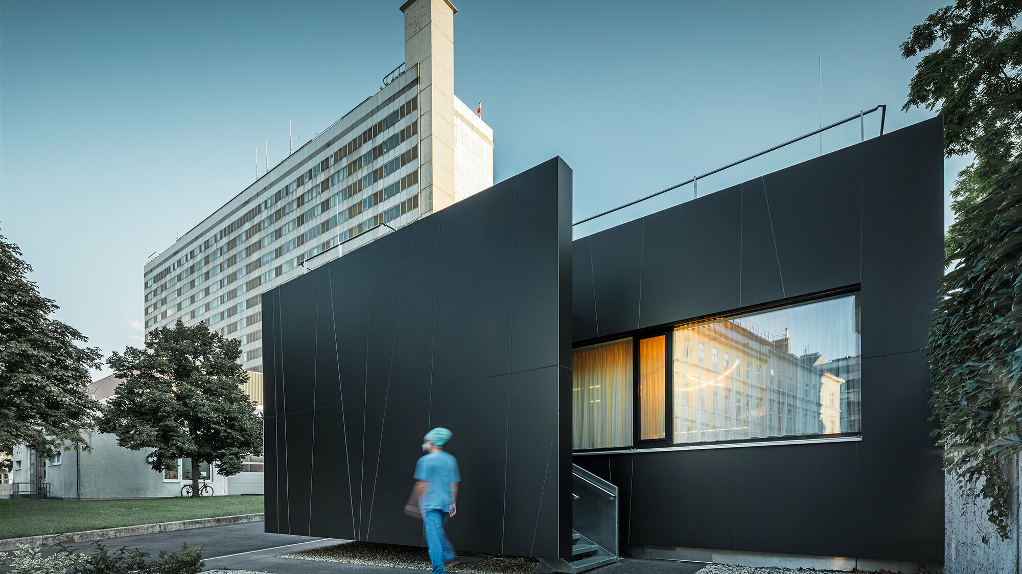 Fassade der zentralen Notaufnahme der Klinik Landstraße in der Juchgasse in Wien mit schwarzgrauer PREFA Verbundplatte.