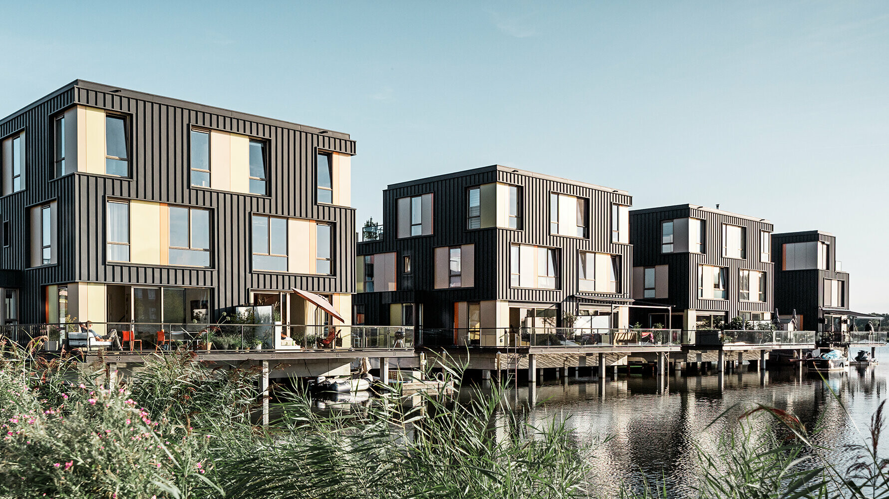 Wohnsiedlung in Amsterdam mit Wohnhäusern mit anthrazitfarbener Prefalz-Fassade