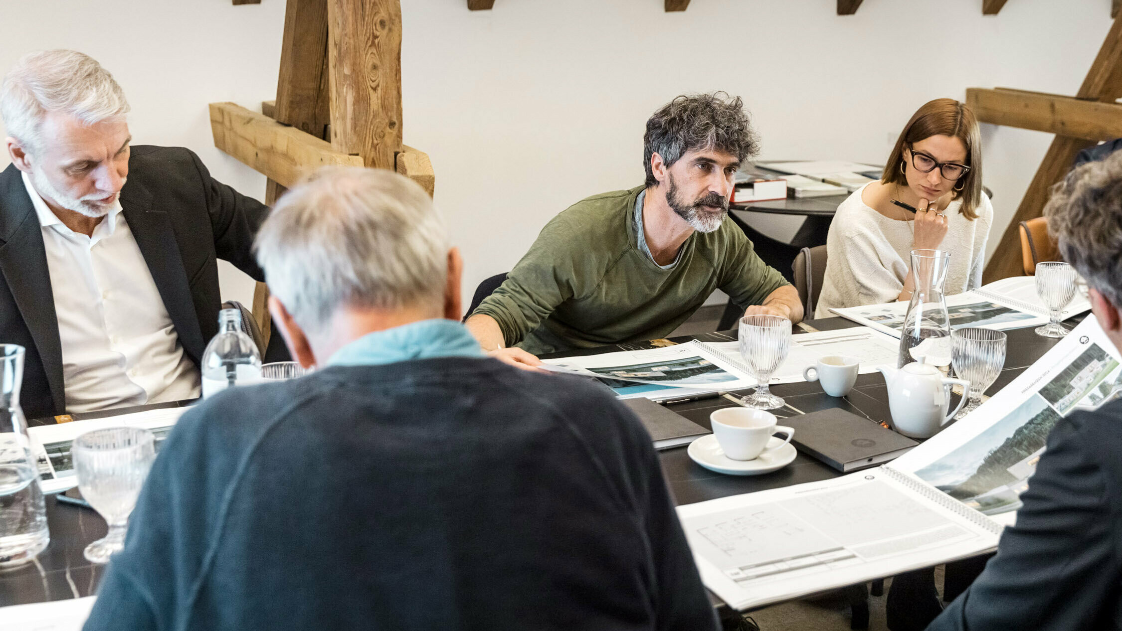 Die Jury bei der Besprechung der Projekte.