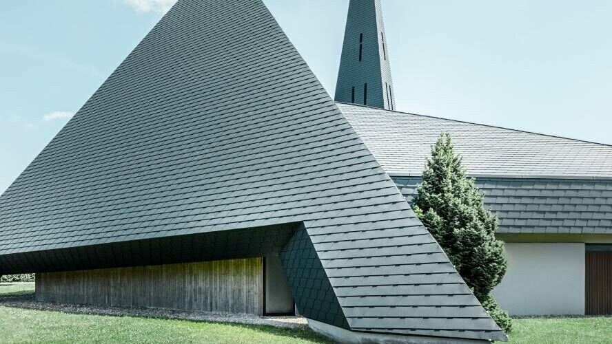 Die bewährte PREFA Schindelform unterstreicht die spezielle Dachform der Kirche Langenau