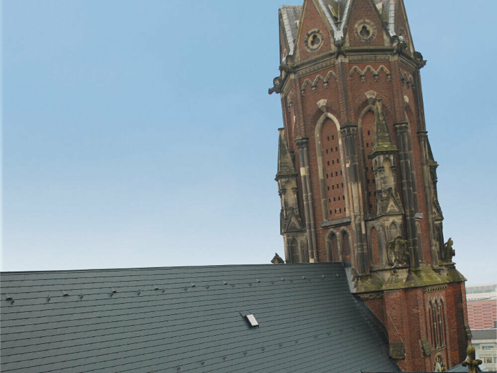 Mit PREFA Dachschindeln eingedecktes Dach der Grabeskirche in Aachen