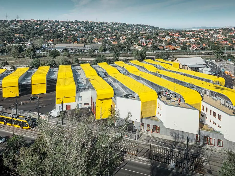 Die Remise in Budapest, die in Form und Farbe an die Straßenbahnen erinnern soll, wurde mit PREFA Prefalz Bändern in P.10 Verkehrsgelb eingedeckt