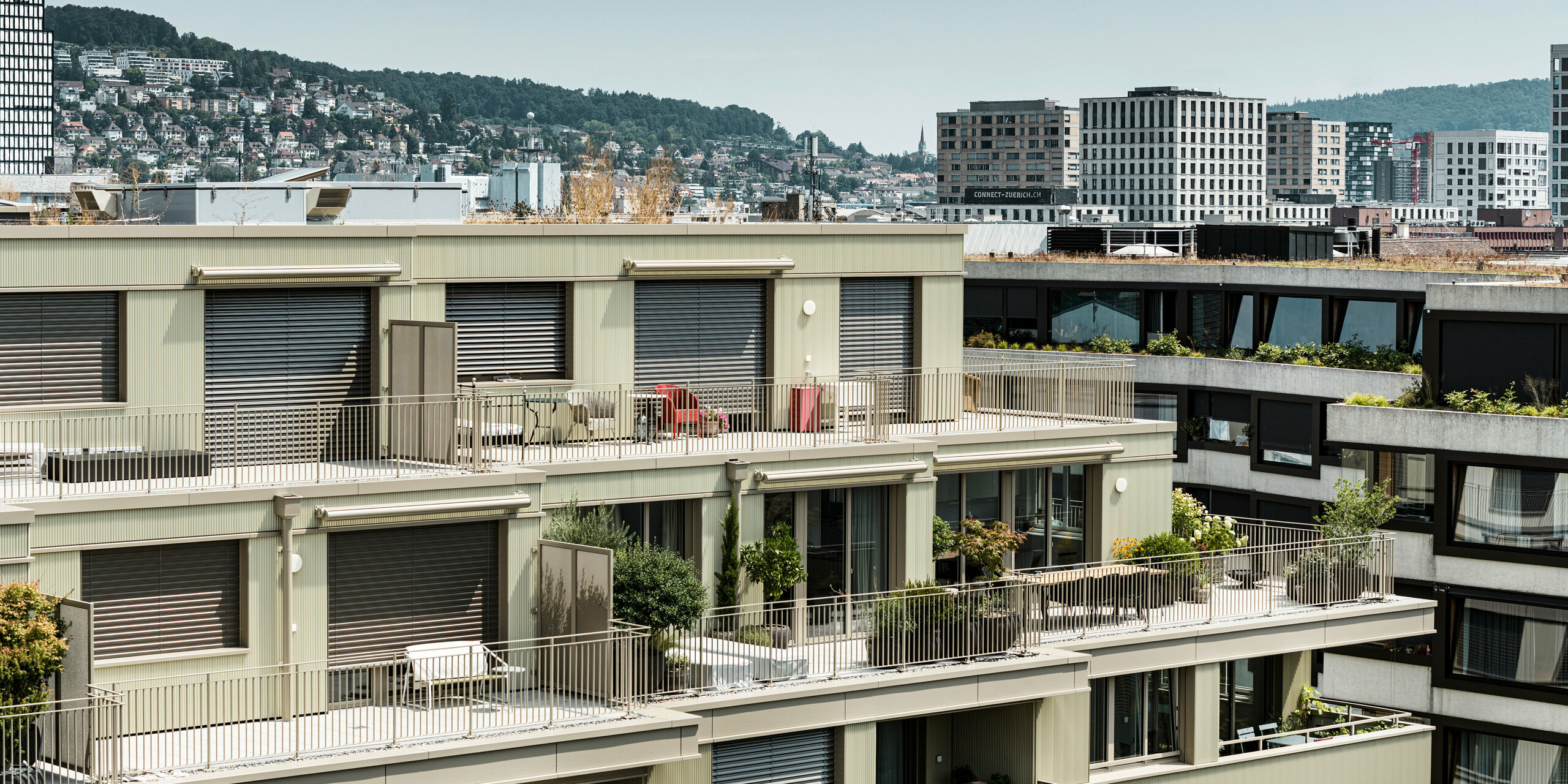 Das moderne Wohngebäude "Stetterhaus" in Altstetten, Zürich wird umhüllt von einer einzigartigen Fassade - PREFA Zackenprofil in der Sonderfarbe Perl-Metallic.