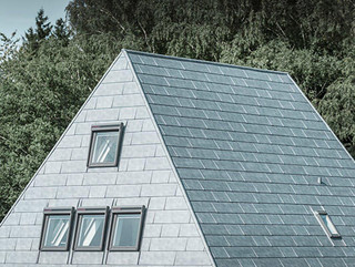 Spitzes Dach mit FX.12 in P.10 Steingrau mit Dachfenstern