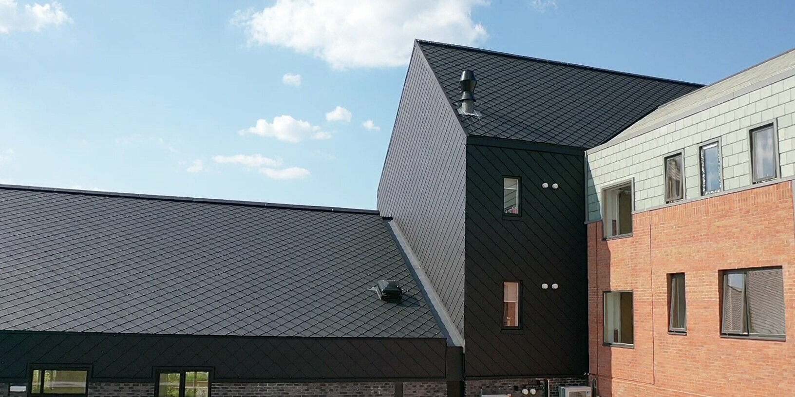 PREFA Dach- und Wandraute 29 × 29 in P.10 Schwarz am Gebäude einer Pflegeeinrichtung in Preston