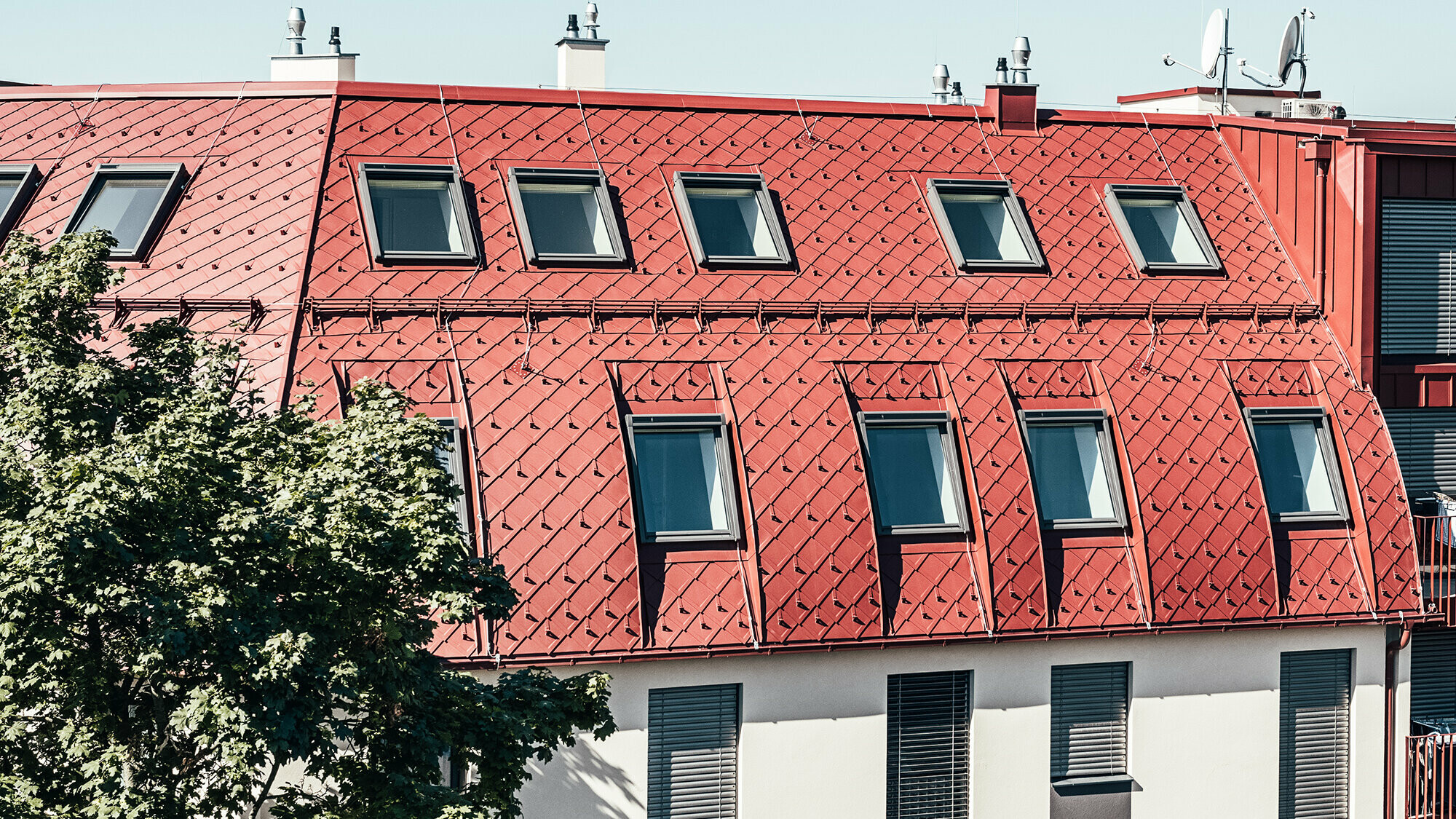 Unterschiedliche Ansichten und Nahaufnahmen der Dachlandschaft des Gebäudes.