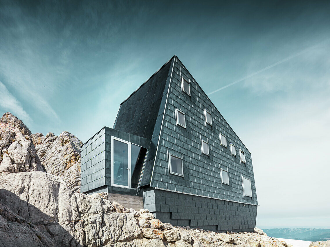 Die Berghütte am Dachstein mit der PREFA FX.12 Paneele.