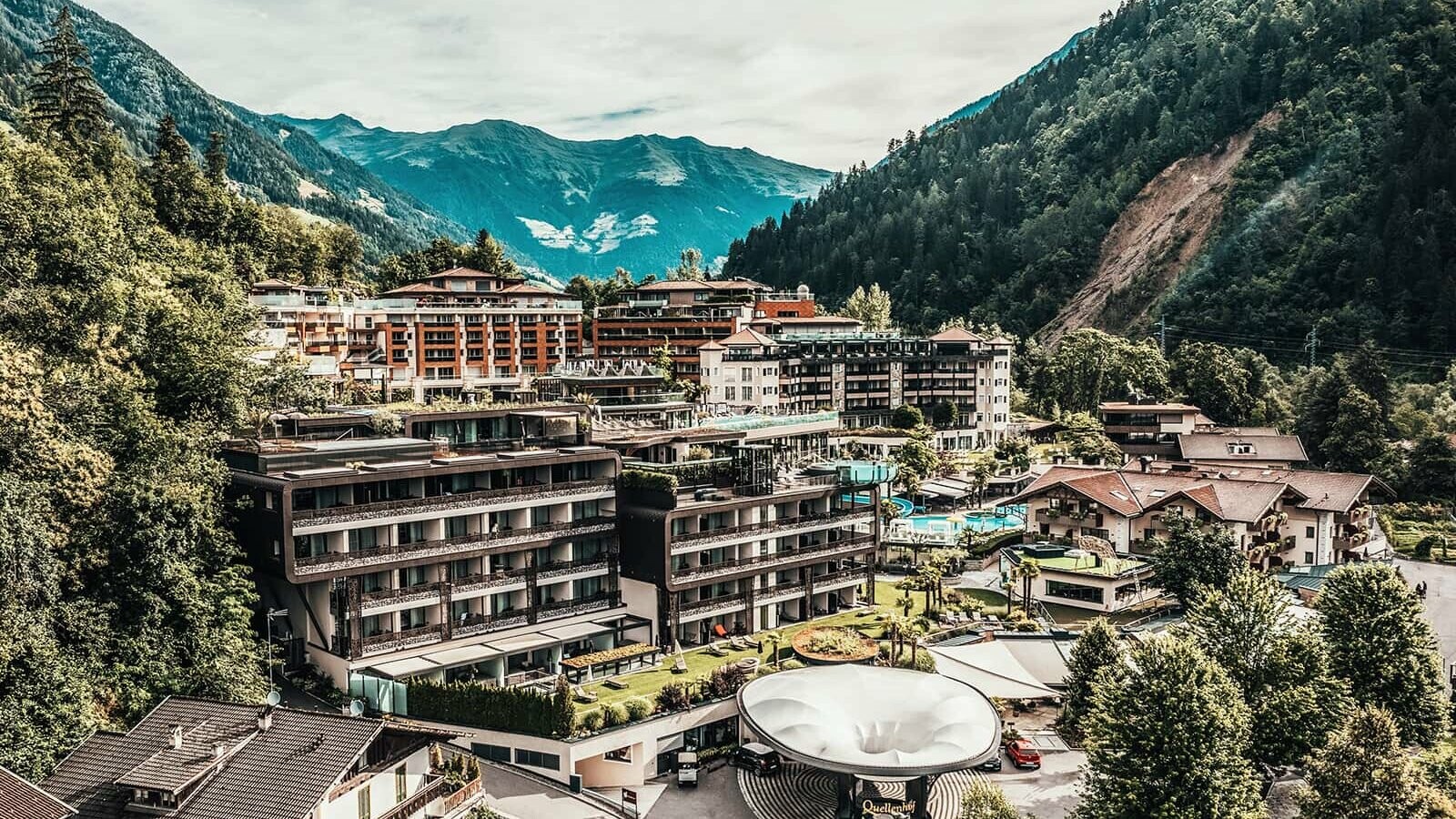 Die gesamte Hotelanlage des Quellenhofs in Südtirol