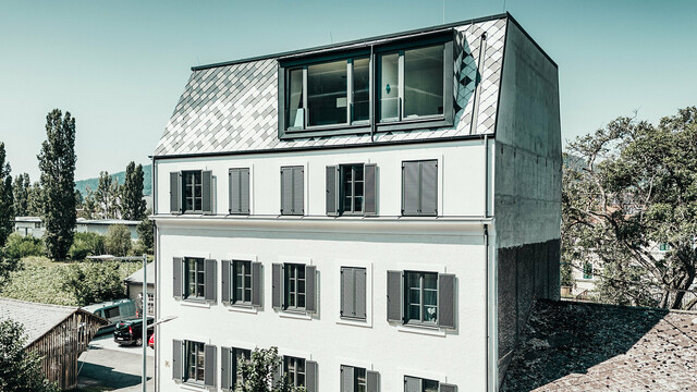 Ansicht der Villa von der Straße aus.