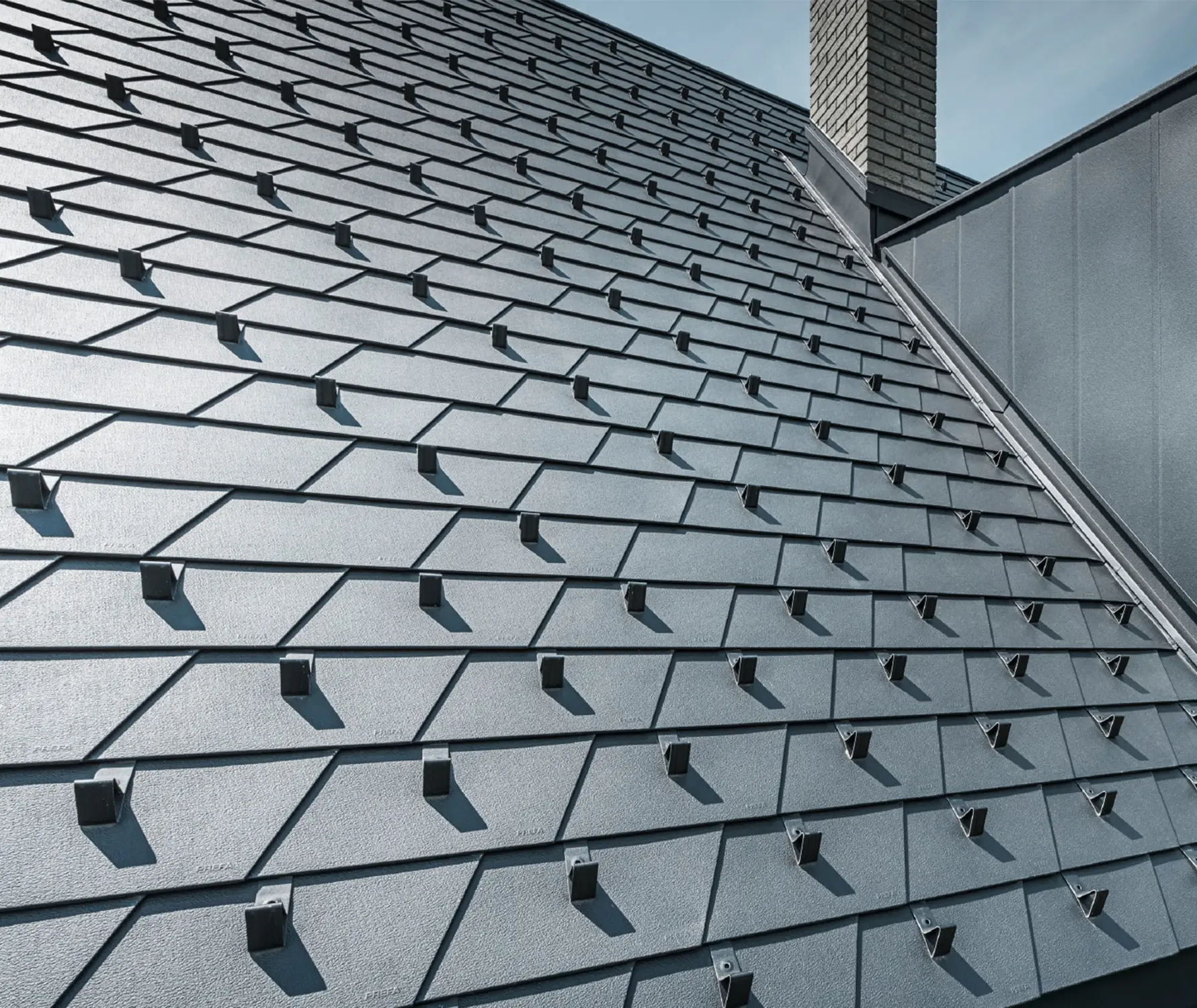 Neu saniertes Dach mit der PREFA Dachschindel in P.10 Schwarz inkl. Schneestopper, Gaube verkleidet mit PREFA Aluminium
