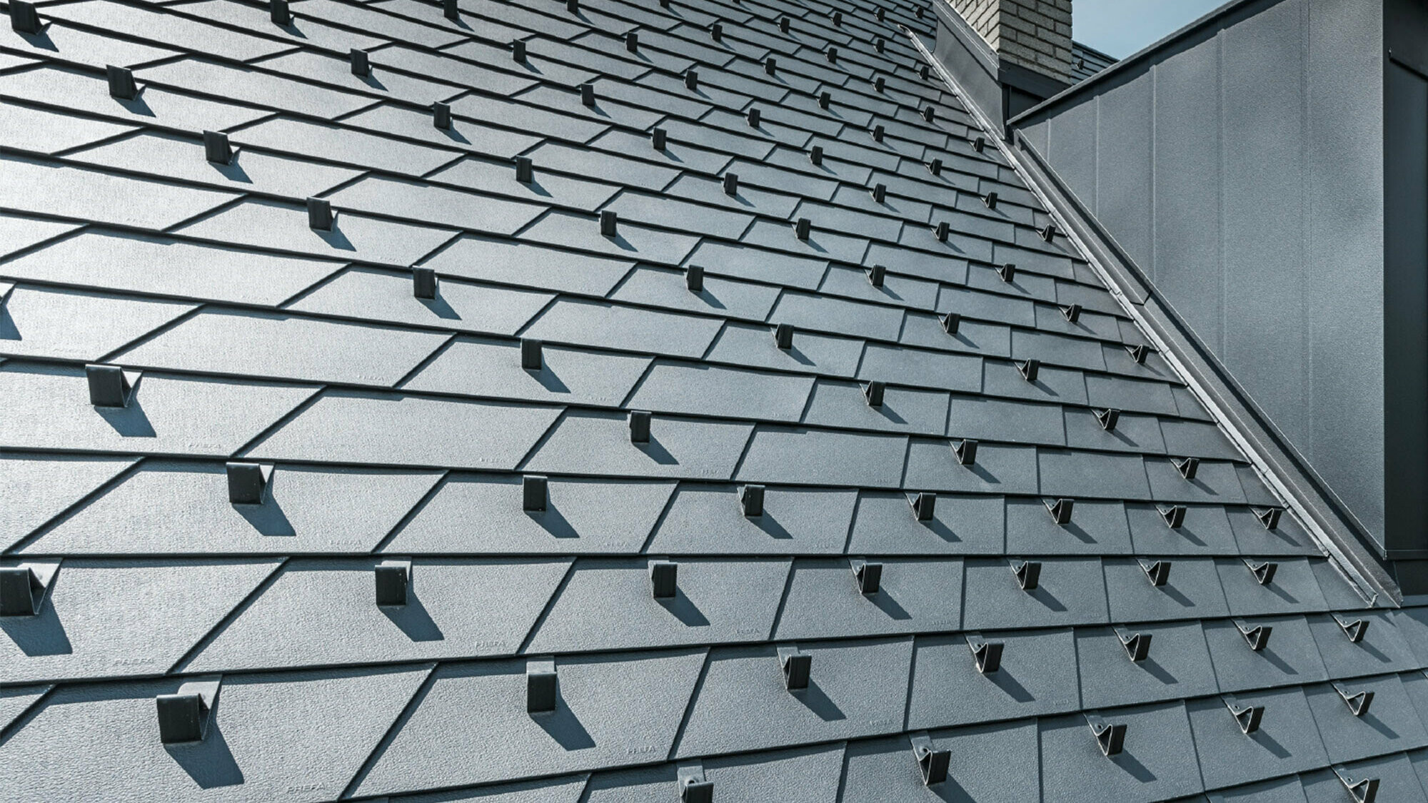 Neu saniertes Dach mit der PREFA Dachschindel in P.10 Schwarz inkl. Schneestopper, Gaube verkleidet mit PREFA Aluminium
