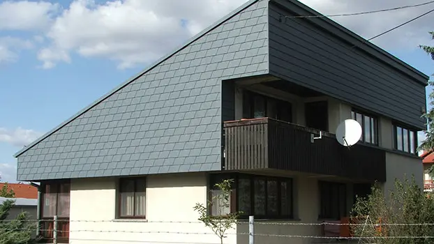 Pultdach mit Fassadenverkleidung im Obergeschoß - Die Fassade wurde mit der PREFA Wandschindel bekleidet.