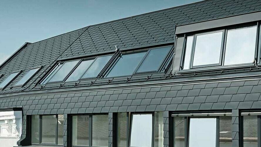 Sanierung einer Wiener Wohnhausanlage bei der das Dach und Teile der Fassade mit PREFA Schindeln eingedeckt