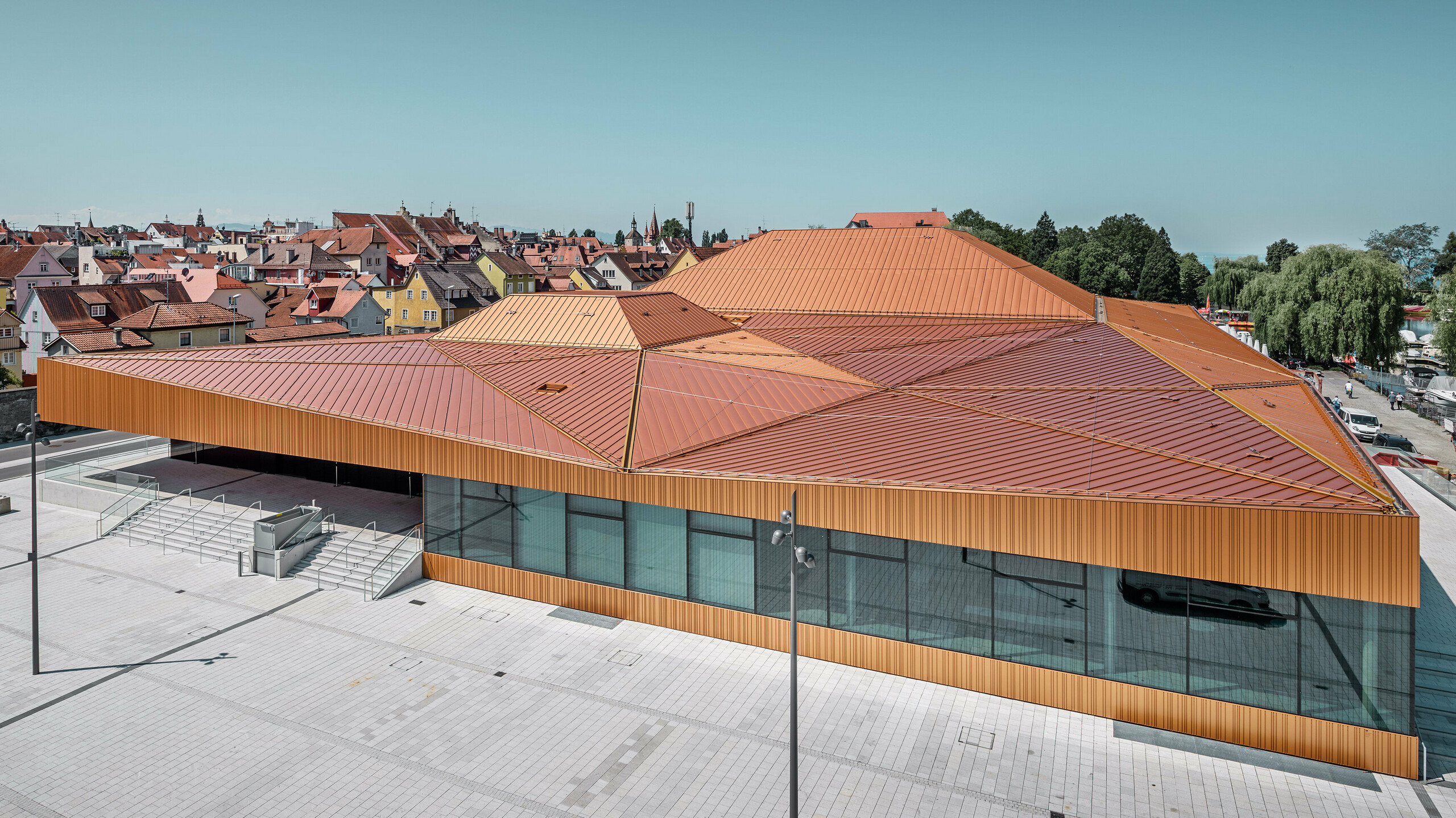 Deutsche Veranstaltungshalle mit PREFA Falzonal an Dach und Fassade in einer Sonderfarbe, ähnlich neukupfer