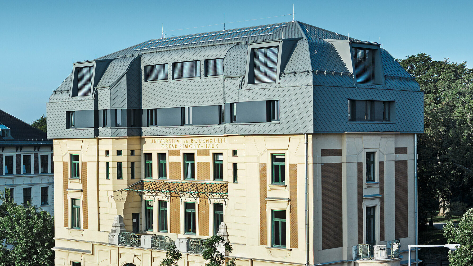 Historisches Simony-Haus in Wien nach der Sanierung mit PREFA Dach- und Wandrauten in P.10 Hellgrau