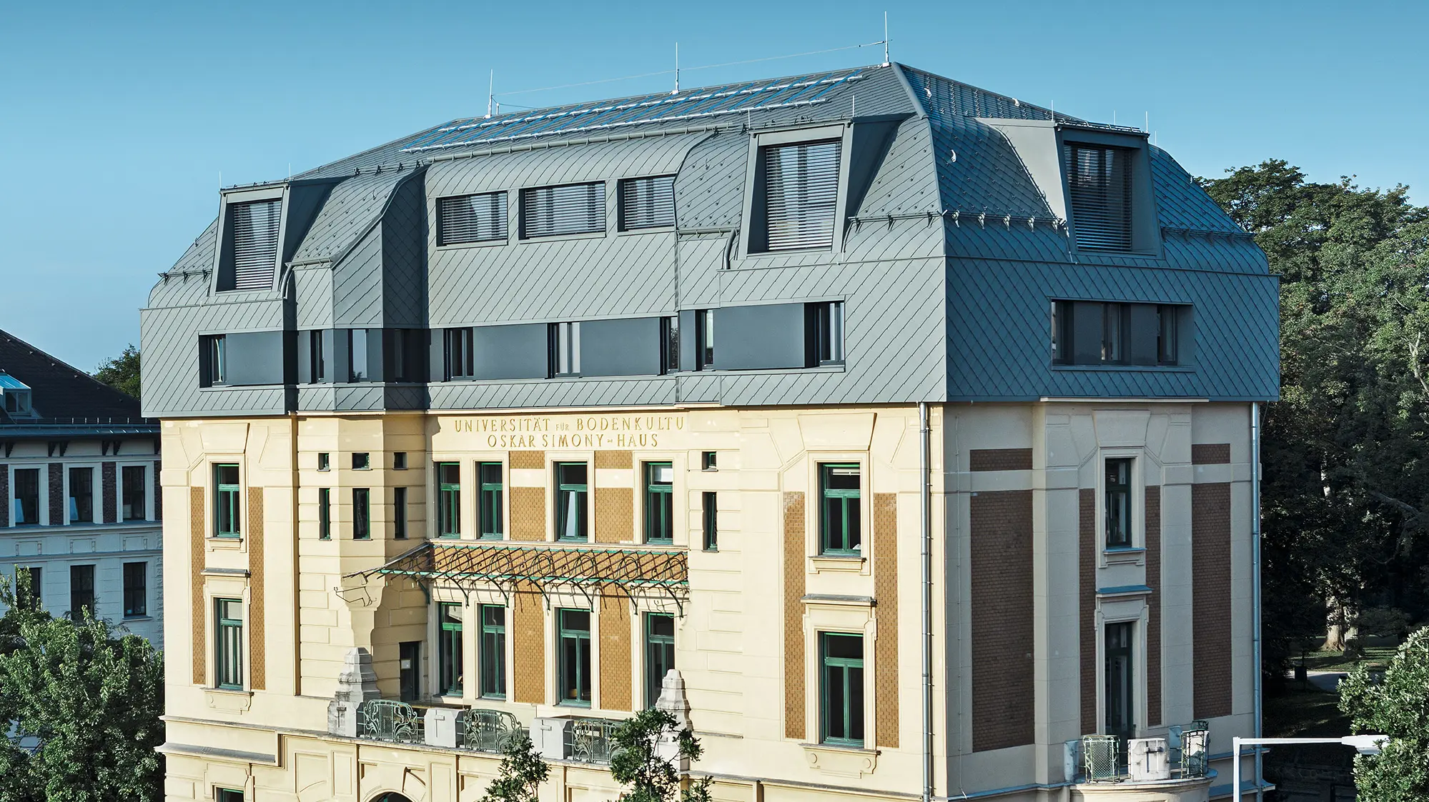 Historisches Simony-Haus in Wien nach der Sanierung mit PREFA Dach- und Wandrauten in P.10 Hellgrau