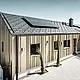 Architektonisch ansprechendes Einfamilienhaus, harmonisch in die Hügellandschaft eingebettet, mit einem hochwertigen PREFA Dachsystem in Form der Dachplatte R.16 in elegantem P.10 Anthrazit. Die Fassade zeichnet sich durch eine geschmackvolle Winkelfalzkonstruktion aus Falzonal in Lichtbronze aus, die das Gebäude mit einem warmen, metallischen Glanz umhüllt. Das Haus verfügt zudem über eine umweltfreundliche Komponente in Form von Solarmodulen, die diskret auf dem Dach integriert sind. Die PV-Anlage sowie die Gebäudehülle aus langlebigem Aluminium betonen das Engagement für nachhaltiges Bauen. Eine minimalistische Garage fügt sich nahtlos an das Hauptgebäude an, während die gepflasterte Einfahrt und sorgfältig platzierte Grünpflanzen das Bild eines modernen, ökologisch bedachten Zuhauses vervollständigen.