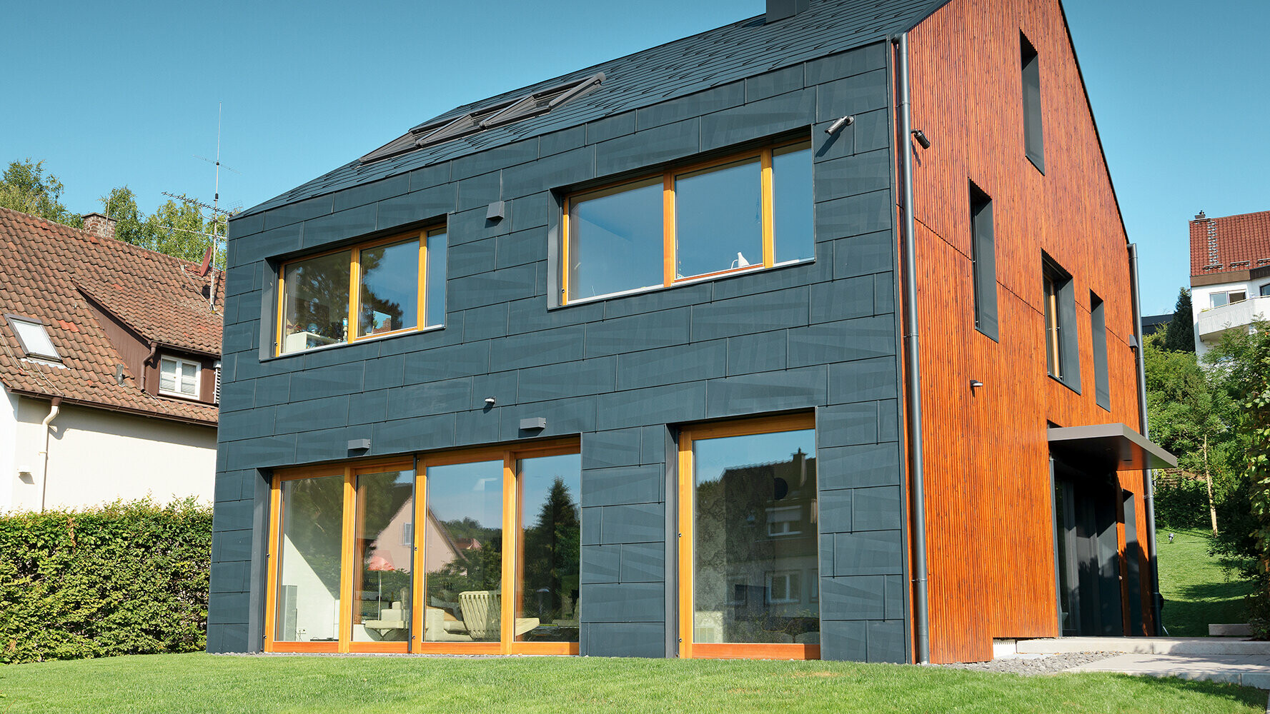 Modernes Einfamilienhaus mit PREFA Dach und Fassade in P.10 Anthrazit und Holzelementen