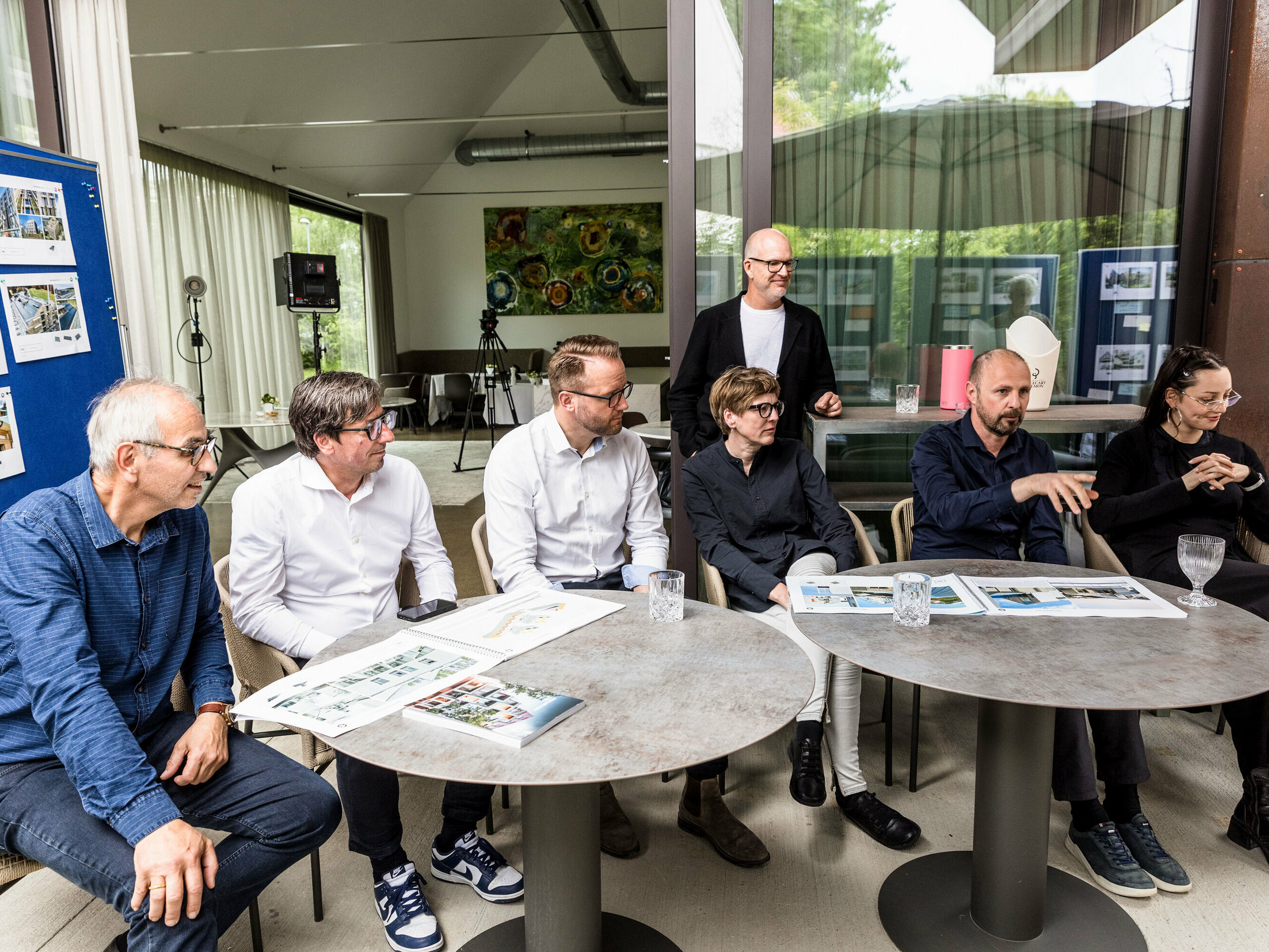 Fachliche Diskussion der hochkarätig besetzten PREFARENZEN Jury: Die Architekturexperten analysieren anhand großformatiger Bilder herausragende Architekturprojekte. Im Fokus stehen dabei innovative Dachlösungen mit PREFA-Materialien, nachhaltige Bauweisen und kontextbezogene Entwürfe. Der kreative Austausch findet in entspannter Atmosphäre in einer Winzerresidenz im burgenländischen Seewinkel statt.