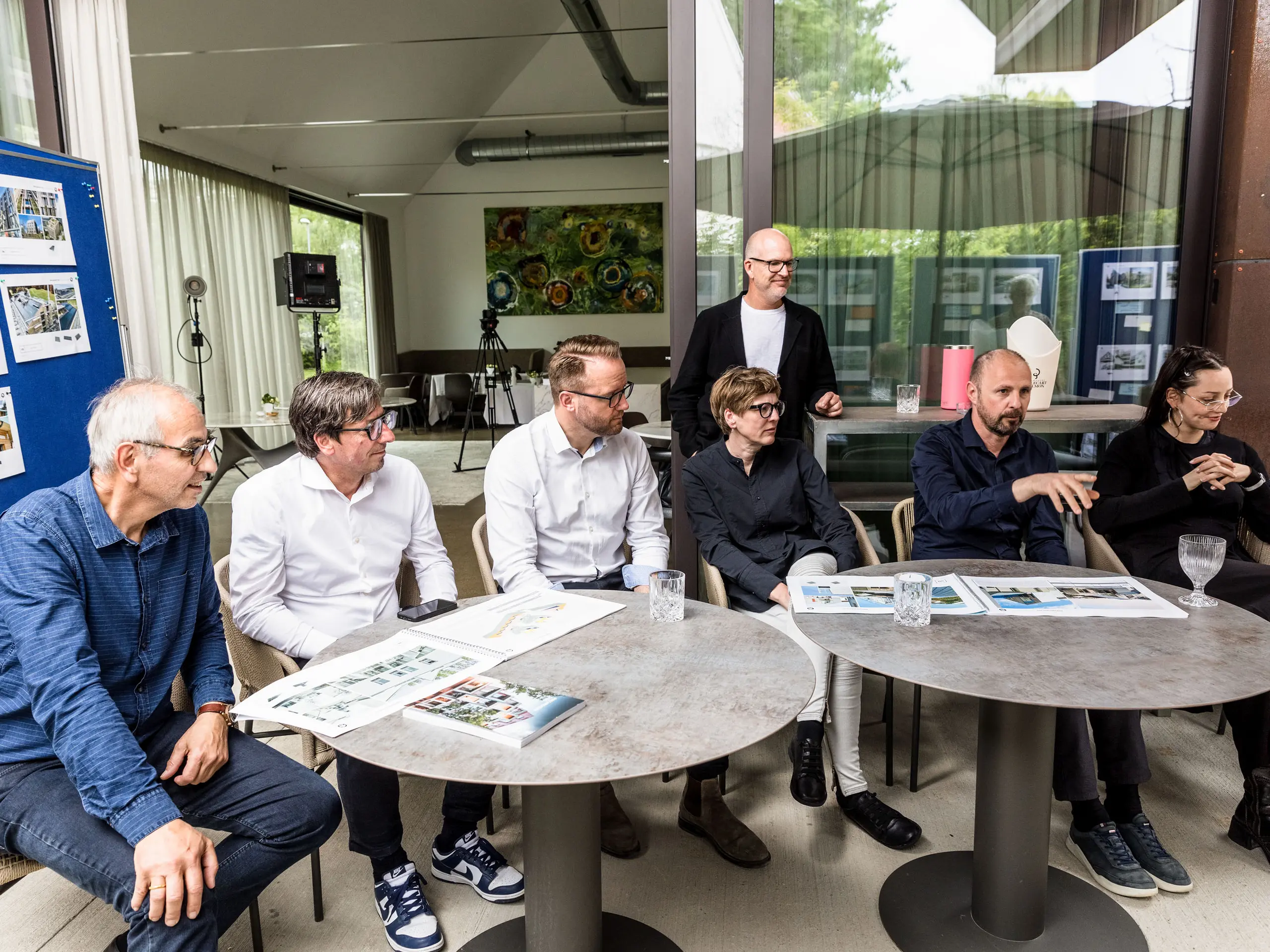 Fachliche Diskussion der hochkarätig besetzten PREFARENZEN Jury: Die Architekturexperten analysieren anhand großformatiger Bilder herausragende Architekturprojekte. Im Fokus stehen dabei innovative Dachlösungen mit PREFA-Materialien, nachhaltige Bauweisen und kontextbezogene Entwürfe. Der kreative Austausch findet in entspannter Atmosphäre in einer Winzerresidenz im burgenländischen Seewinkel statt.