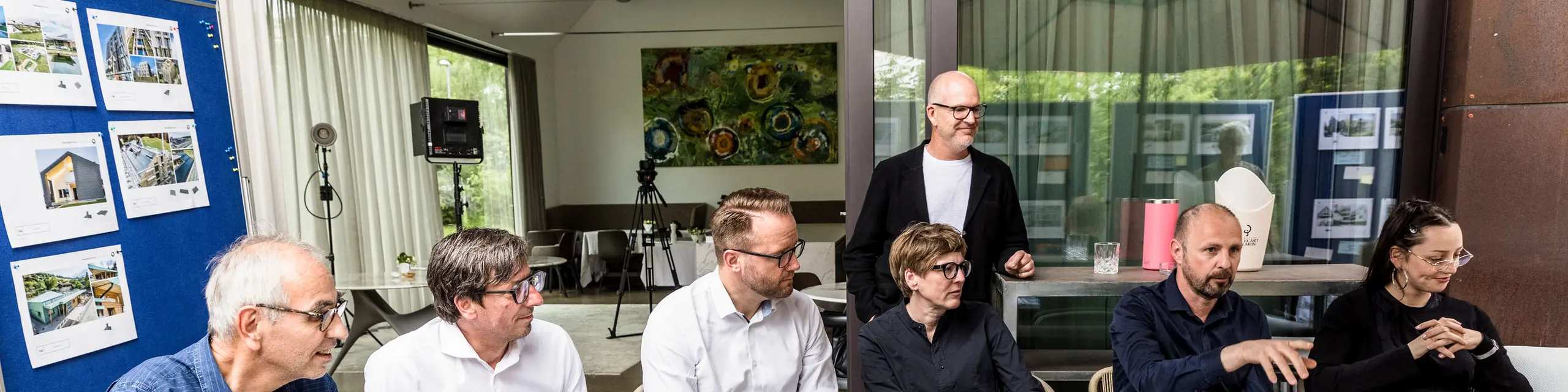 Fachliche Diskussion der hochkarätig besetzten PREFARENZEN Jury: Die Architekturexperten analysieren anhand großformatiger Bilder herausragende Architekturprojekte. Im Fokus stehen dabei innovative Dachlösungen mit PREFA-Materialien, nachhaltige Bauweisen und kontextbezogene Entwürfe. Der kreative Austausch findet in entspannter Atmosphäre in einer Winzerresidenz im burgenländischen Seewinkel statt.