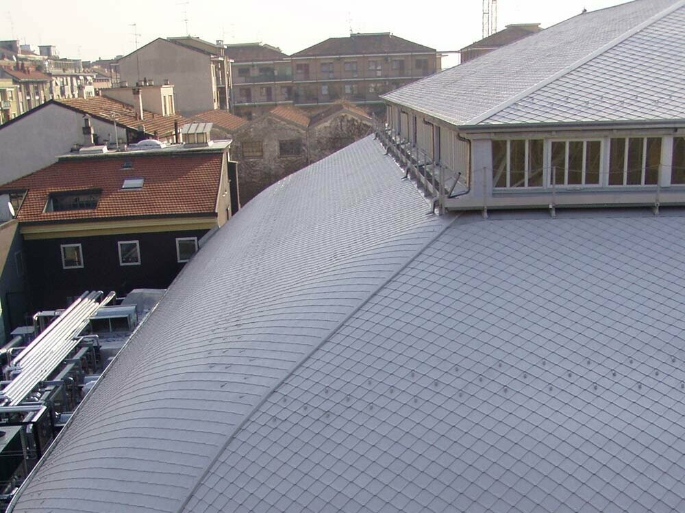 Nahaufnahme eines Dachs in Mailand, das mit PREFA Dachrauten der Farbe Weiß saniert wurde