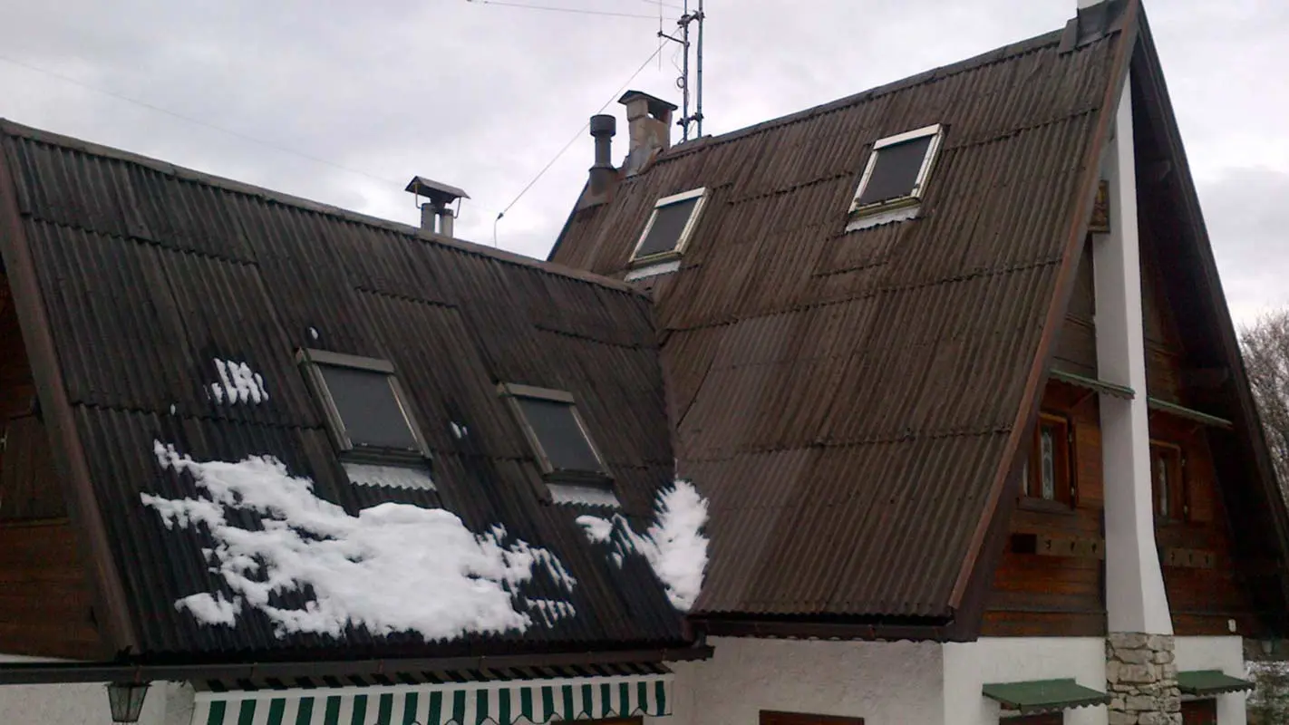 Steile Dachfläche vor der Dachsanierung mit der PREFA Dachraute inklusive Einfassung der Dachfenster
