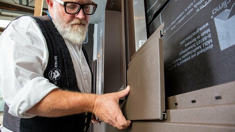 Siding montieren – mit „sanfter Gewalt“ nach oben über die Feder drücken und einrasten.