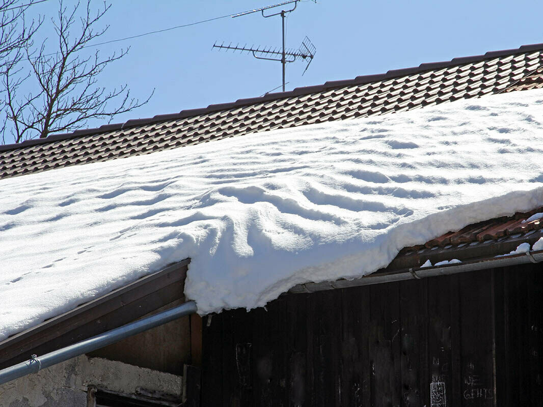 Schneelasten drücken auf das Dach