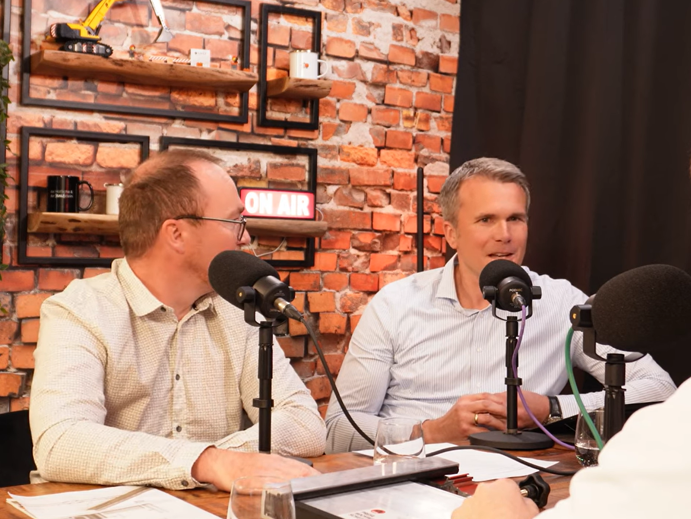 Hochwasserschutz-Projektentwickler Alexander Dörr und Geschäftsführer Tobias Götz sind zu Gast im Podcast von der Höfliche und der BAUstein.